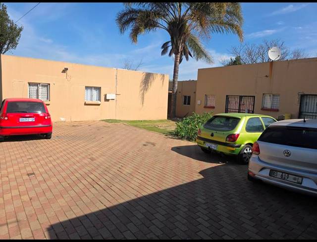 13 BEDROOM HOUSE FOR SALE IN KEMPTON PARK CENTRAL